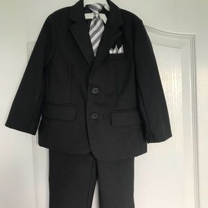 2T Boys 3 Piece Suit. Very Dark Gray.